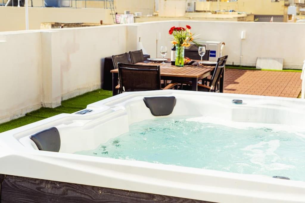 Luxury Designer Penthouse With Private Jacuzzi Lägenhet Sliema Exteriör bild